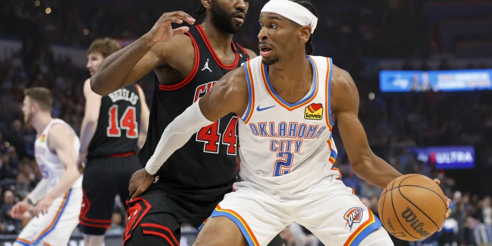 Viens no NBA sezonas vērtīgākā spēlētāja kandidātiem Šejs Gildžess-Aleksandrs uzbrukumā pret Patriku Viljamsu.