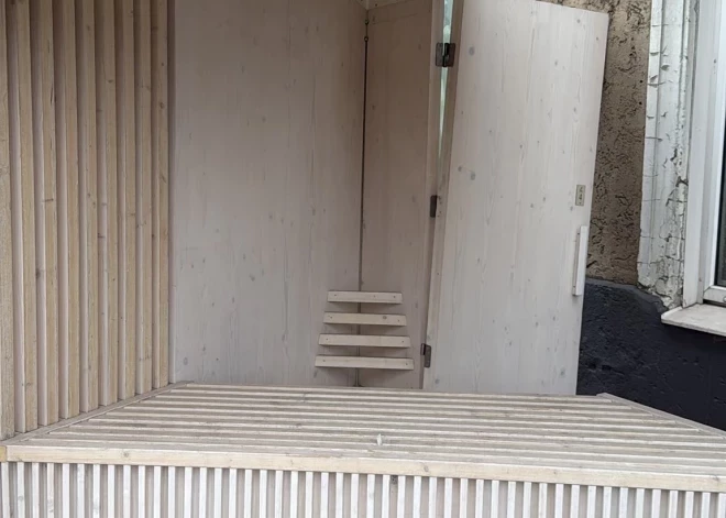 Новые торговые киоски в Риге установили в январе, а в марте они уже разваливаются