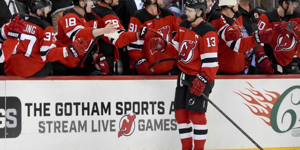 "Devils" spēlētāji sveic šveicieti Niko Hišīru.  