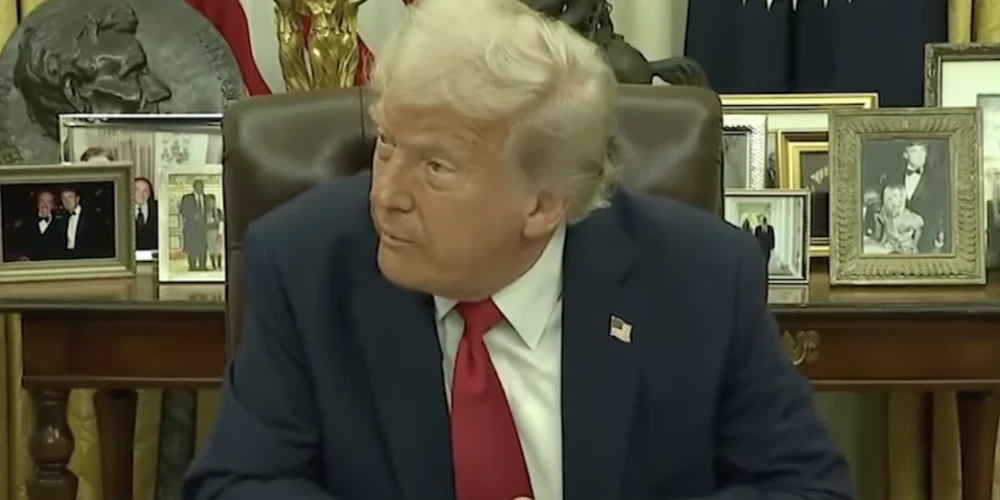 ASV prezidents Donalds Tramps atbild uz žurnālistu jautājumiem.