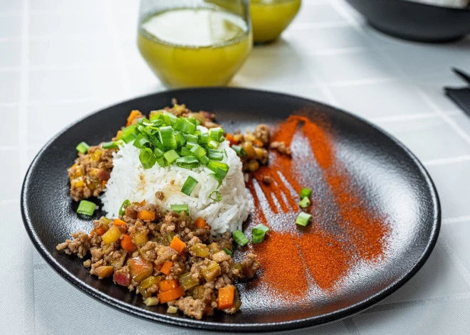 Recepte mūziķes Emilijas gaumē: maltās gaļas voki medus un sojas mērcē