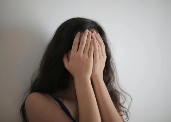 Neveikls brīdis skolā: zēns skolotājai pastāsta par savas mātes "slepeno" darbu