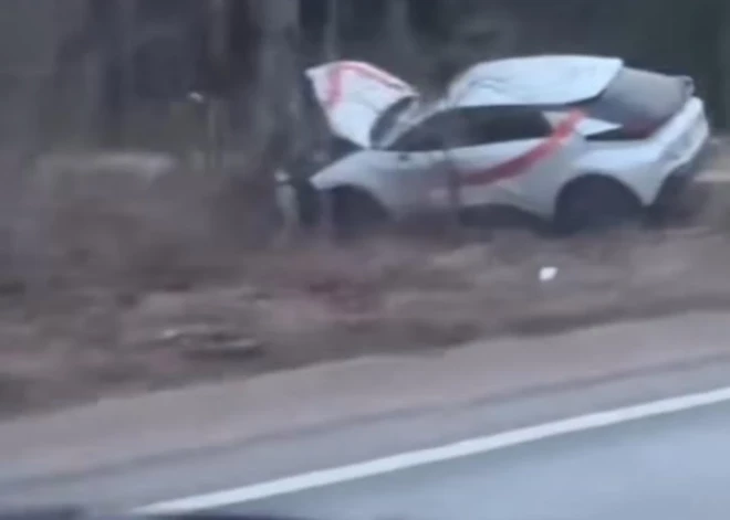 VIDEO: pie Ķemeru purva "CityBee" auto ietriecas kokā