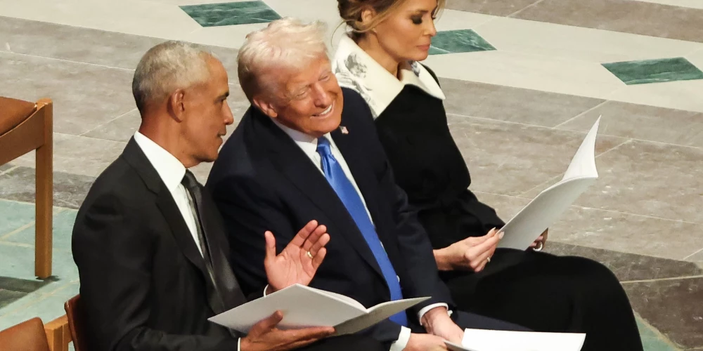 Bijušais ASV prezidents Baraks Obama un tagadējais ASV prezidents Donalds Tramps. 