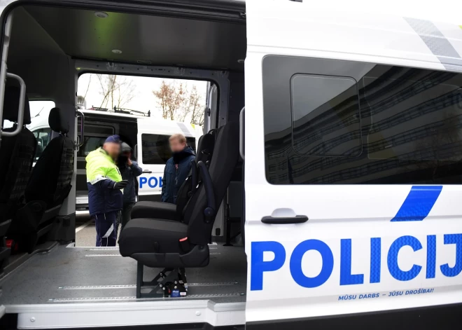 Policija atradusi Rīgā bezvēsts prombūtnē esošo māti ar meitu