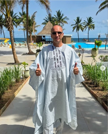 Oļegs Rezņiks Atlantijas okeāna krastā Gambijā uz pieczvaigžņu viesnīcas "Tamala Beach Resort" restorāna terases. “Mans uzdevums ir gādāt, lai īpašniekiem nāk nauda,” viņš saka.