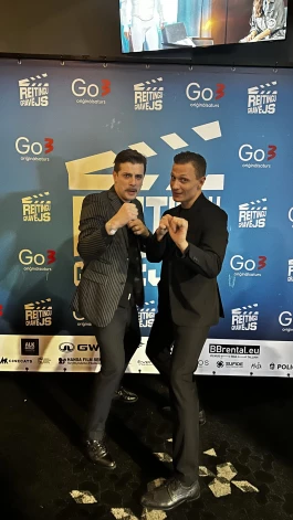 "Reitingu grāvēja" pirmizrādē ar aktieri Juriju Djakonovu, ar kuru, starp citu, Bogdanovs uz skatuves skūpstījies.