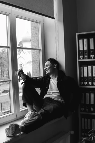 Bogdanovs atzīst, ka pirms 2022. gada uzskatīja sevi par pasaules pilsoni, bet drausmīgie notikumi Ukrainā viņam lika lietas pārdomāt. “Teiksim tā, tagad esmu apzināts Latvijas patriots ar mīlestību pret dzimteni. Esmu uzdevis jautājumus sev, un man ir atbilde, ka šodien nepieciešamības gadījumā ietu aizstāvēt Latviju. Es labā nozīmē apskaužu latviešus, kuri ar lepnumu runā par savas tautas sasniegumiem, piemēram, filmām, svētkiem, latviešu autoriem. Ļoti skaužu šai nacionālā lepnuma sajūtai.”