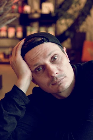 Bogdanovs atzīst, ka pirms 2022. gada uzskatīja sevi par pasaules pilsoni, bet drausmīgie notikumi Ukrainā viņam lika lietas pārdomāt. “Teiksim tā, tagad esmu apzināts Latvijas patriots ar mīlestību pret dzimteni. Esmu uzdevis jautājumus sev, un man ir atbilde, ka šodien nepieciešamības gadījumā ietu aizstāvēt Latviju. Es labā nozīmē apskaužu latviešus, kuri ar lepnumu runā par savas tautas sasniegumiem, piemēram, filmām, svētkiem, latviešu autoriem. Ļoti skaužu šai nacionālā lepnuma sajūtai.”