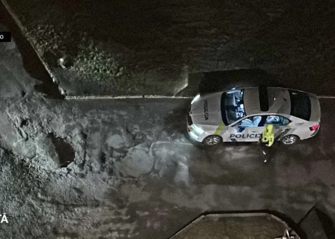 В Иманте женщина шла домой с мужем и ребенком, как вдруг стала очевидицей ужасающей сцены - мужчина спрыгнул с 11-го этажа