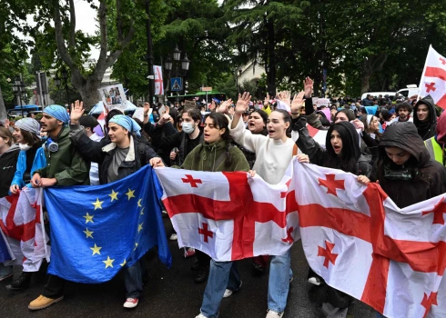Gruziju ilgi plosīja protesti pēc Kremlim draudzīgā "Gruzijas sapņa" uzvaras parlamenta vēlēšanās pērn 26.oktobrī un valdības paziņojuma par iestāšanās sarunu apturēšanu ar Eiropas Savienību.
