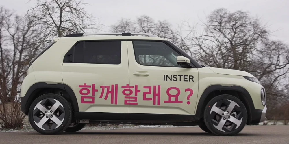 Lai gan "Hyundai Inster" ir šaurs un īss, riteņu bāze ir gandrīz 2,6 metri