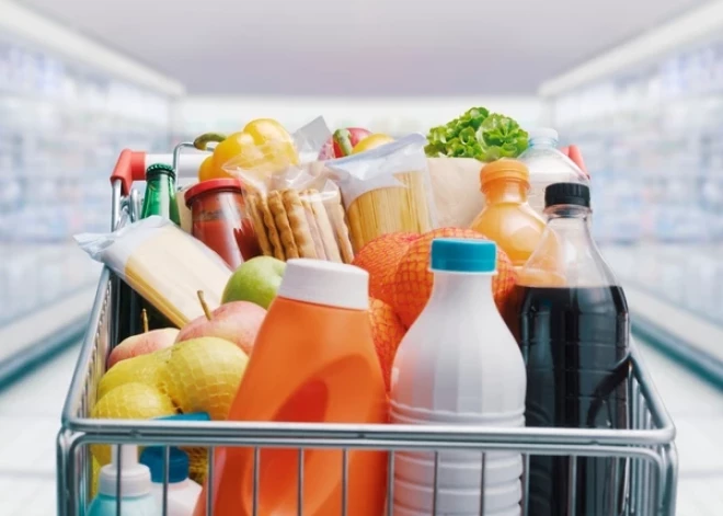 Средняя зарплата растет, но купить на нее можно все меньше: реальные доходы латвийцев становятся скромнее