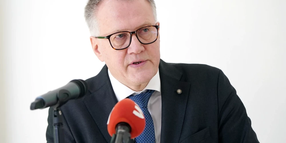 Finanšu ministrs Arvils Ašeradens (JV).