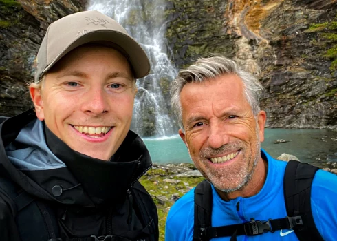 Janne Puhakka (pa kreisi) ar savu slepkavu Rolfu Nordmo.