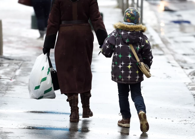 Apsver nodokļu atvieglojumus un papildu atbalstu bērniem, kuriem nav noteikta paternitāte