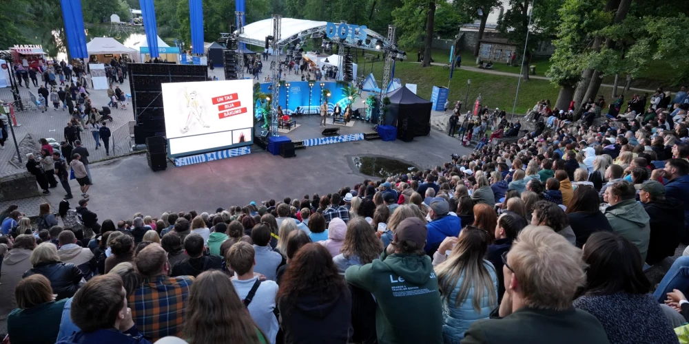 Sarunu festivās "Lampa" Cēsu pils parkā.