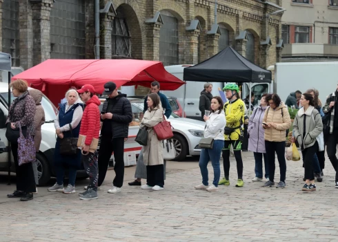 Покупатели стоят в очереди на Видземском рынке.