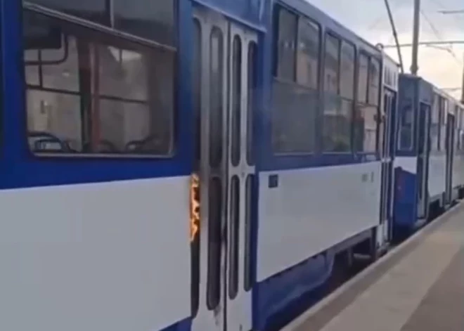 ВИДЕО: в Риге загорелась дверь трамвая - за последние 37 лет это всего второй подобный инцидент