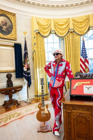 Kid Rock Baltajā namā ieradies nepiemērotā apģērbā.