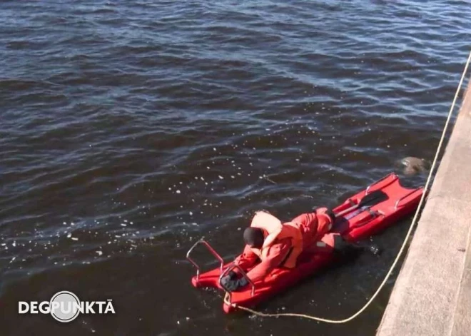 В водах Даугавы у Старой Риги найдено тело человека