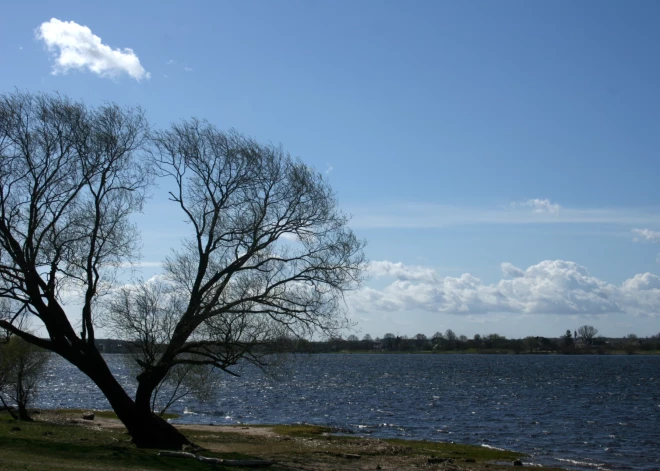 Daugavā atrasts noslīcis cilvēks – apģērbs liecina, ka līķis ūdenī atradies vairākas dienas