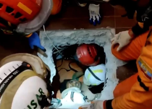 Vīrietis izvilkts no drupām piecas dienas pēc Mjanmas zemestrīces.