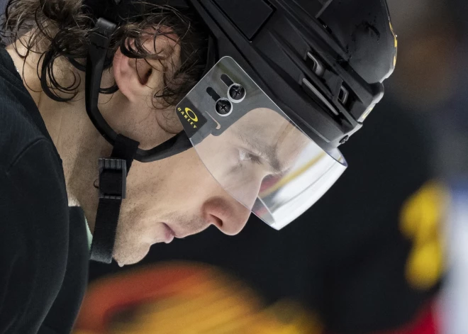 Bļugeram un "Canucks" sagrāve pret it kā nemotivēto "Kraken"; arī Balinskim un "Panthers" sāpīga neveiksme