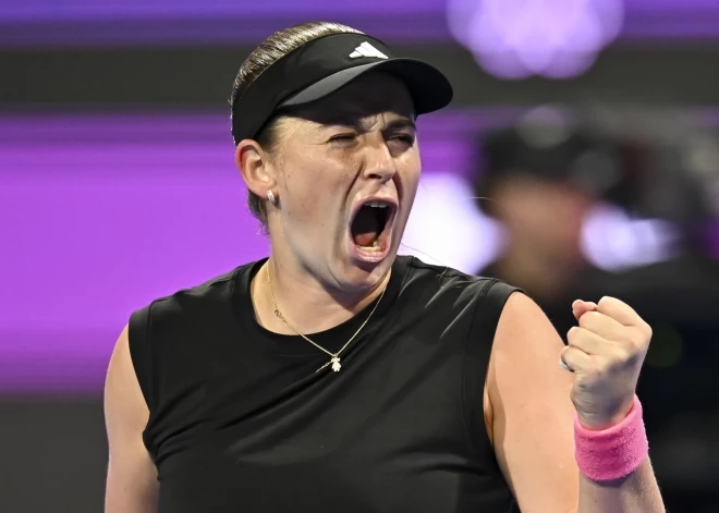 Ostapenko Čārlstonā iekļūst dubultspēļu turnīra pusfinālā