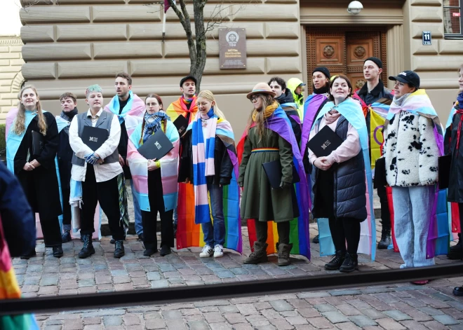 Ceturtdienas rītā pie Saeimas nama notiek dziedošais protests.