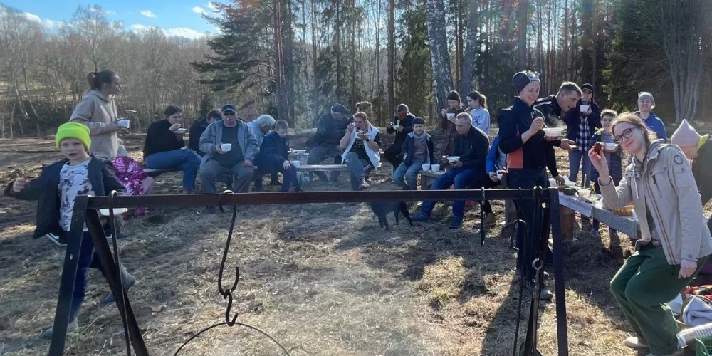 Aina Tarasova no Cēsu novada stāsta, dzimtā notikušas dažādas talkas, tostarp arī, zāliena ierīkošanas, koku stādīšanas un jumta likšanas, kas pulcējušas pat 35 talciniekus –  ģimeni, radus, draugus un kaimiņus. 