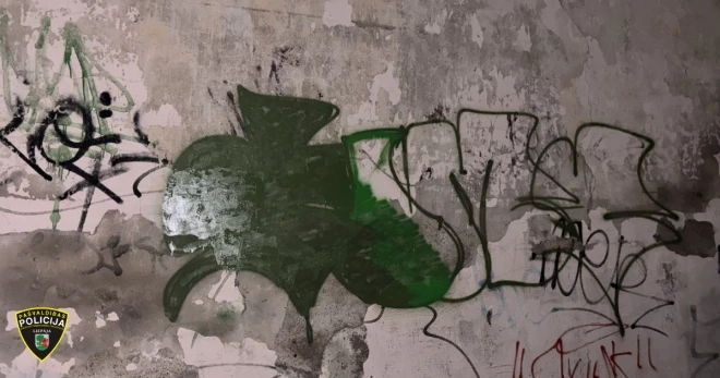 Liepājā šī “mākslas objekta” gleznotājiem 1. aprīlis beidzās ar saslēgšanu rokudzelžos.
