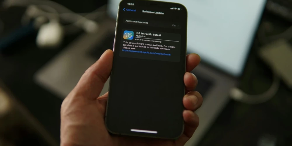 Люди, которые обновляют программное обеспечение на своих телефонах, отмечают, что делают это для улучшения его работы и обеспечения безопасности.