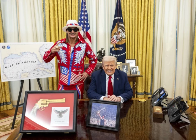 Rokzvaigzne ar salmu cepuri Baltajā namā — ko Kid Rock darīja Ovālajā kabinetā pie Trampa?