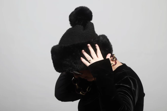 Cepures, kas izceļas uz vispārējā fona, ir Indras Vilipsones vizītkarte.