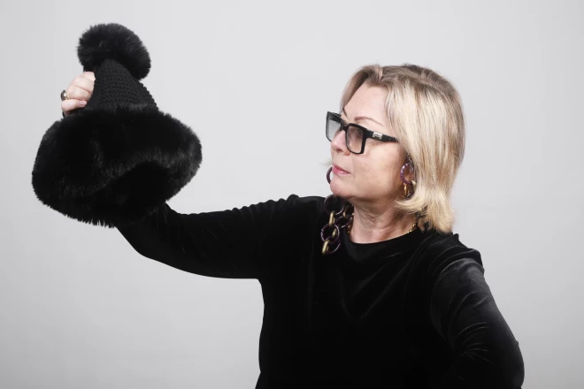 Cepures, kas izceļas uz vispārējā fona, ir Indras Vilipsones vizītkarte.