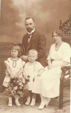 Ludvigs Neiburgs ar sievu Almu, bērniem Veru un Andreju, Andras Neiburgas tēvu.