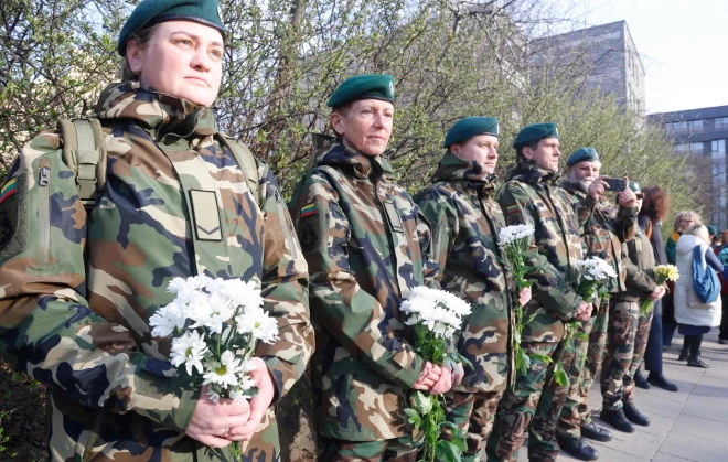 Выстроившиеся военные отдавали дань уважения погибшим.