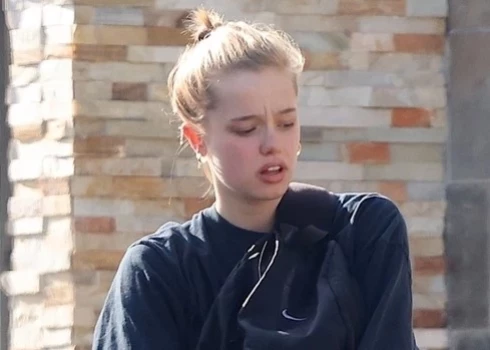 Дочь Джоли и Питта запечатлели папарацци на улице в Лос-Анджелесе, когда она направлялась в школу-студию танцев, где занимается уже несколько лет.