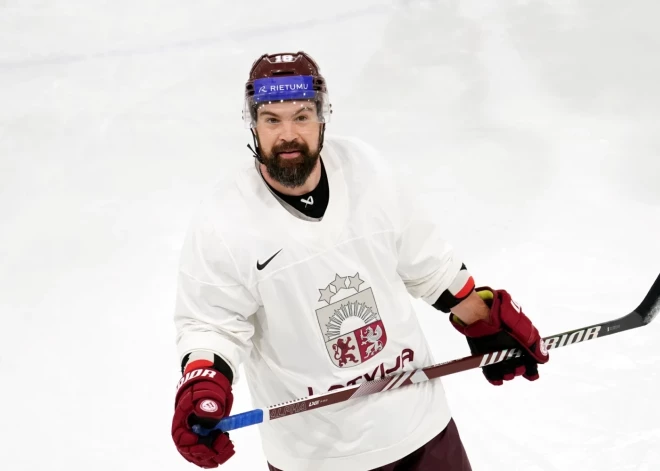 Kapteinis Daugaviņš un studenti: hokeja pavasara ievadā Latvijas izlasei pirmā pārbaudes spēle