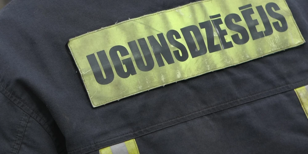 Vācijā par ļaunprātīgu dedzināšanu tiesā bijušo Latvijas ugunsdzēsēju. 