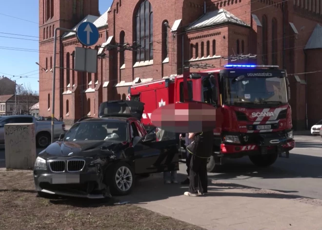 В Риге BMW на полном ходу врезался в автобус: машину развернуло в обратную сторону