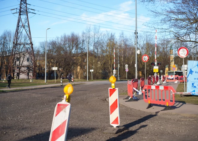 Sociālajos tīklos iedzīvotāji pauduši neizpratni par satiksmes organizāciju pie dzelzceļa stacijas "Sarkandaugava" - kopš 2.aprīļa tur slēgta pārbrauktuve.