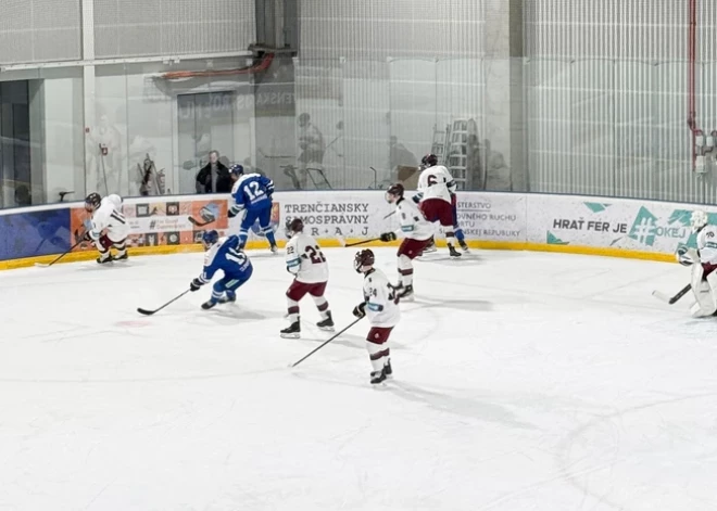 Latvijas U-18 hokeja izlase pārbaudes spēlē viesos piekāpjas Slovākijas vienaudžiem
