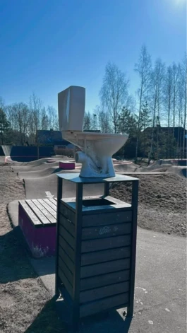 Baložu parkā pagājušās nedēļas brīvdienās kāds “laikmetīgais mākslinieks” bija uzstādījis instalāciju, goda vietā uzsliedams klozetpodu.
