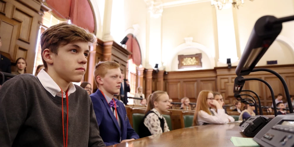 "День теней" организуется уже более 20 лет. Его цель - способствовать установлению связи между содержанием школьного образования и реальной жизнью, помочь ученикам спланировать свою карьеру, выбрать будущую профессию и подготовиться к рынку труда. Для работодателей это возможность повысить престиж своей компании и привлечь будущих коллег.