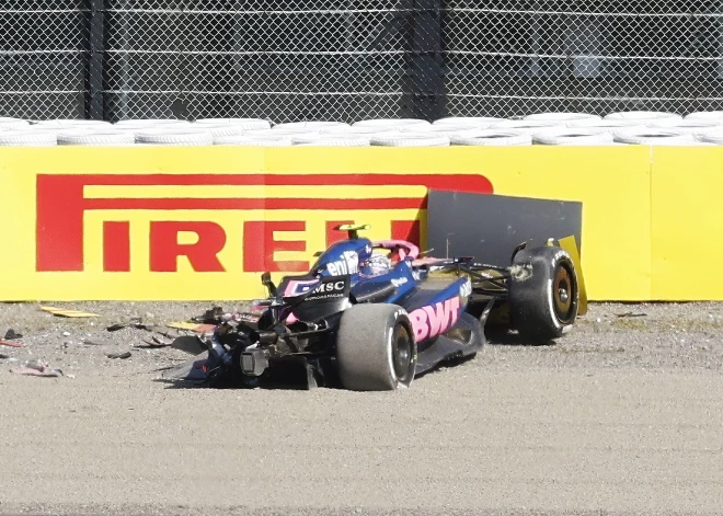 Iespaidīga avārija, lidojošie "McLaren", degoša zāle un Cunoda gandrīz Verstapena ātrumā. Japānas GP aizvadīti pirmie treniņi