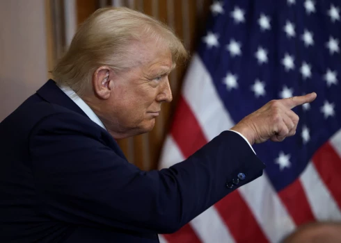 ASV prezidents Donalds Tramps atlaidis vairākus nacionālās drošības amatpersonas pēc tikšanās Baltajā namā ar influenceri un sazvērestību teoriju piekritēju Loru Lūmeri.