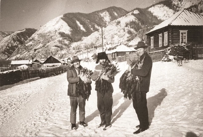 Olafs Gūtmanis, Egons Vītols, Vilberts Dālderis pēc medībām Sibīrijas taigā.