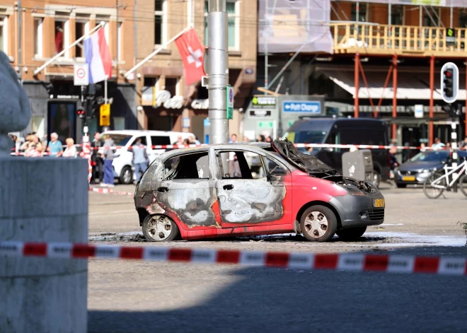VIDEO: Amsterdamas centrā aizdegas automašīna un tās vadītājs